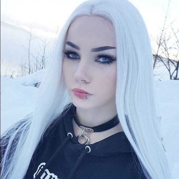 ✖️VANILLA SKY WHITE 26” LACE-FRONT WIG ?*NWT* ✖️VANILLA SKY WHITE 26” LACE-FRONT WIG ?*NWT* main image 4